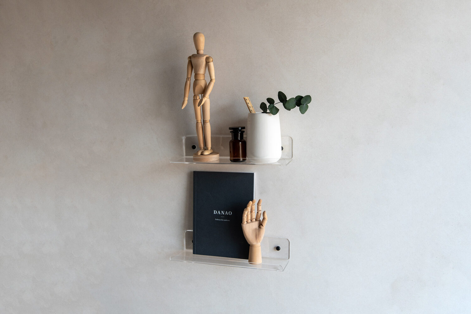 estante de metacrilato transparente con decoración artística