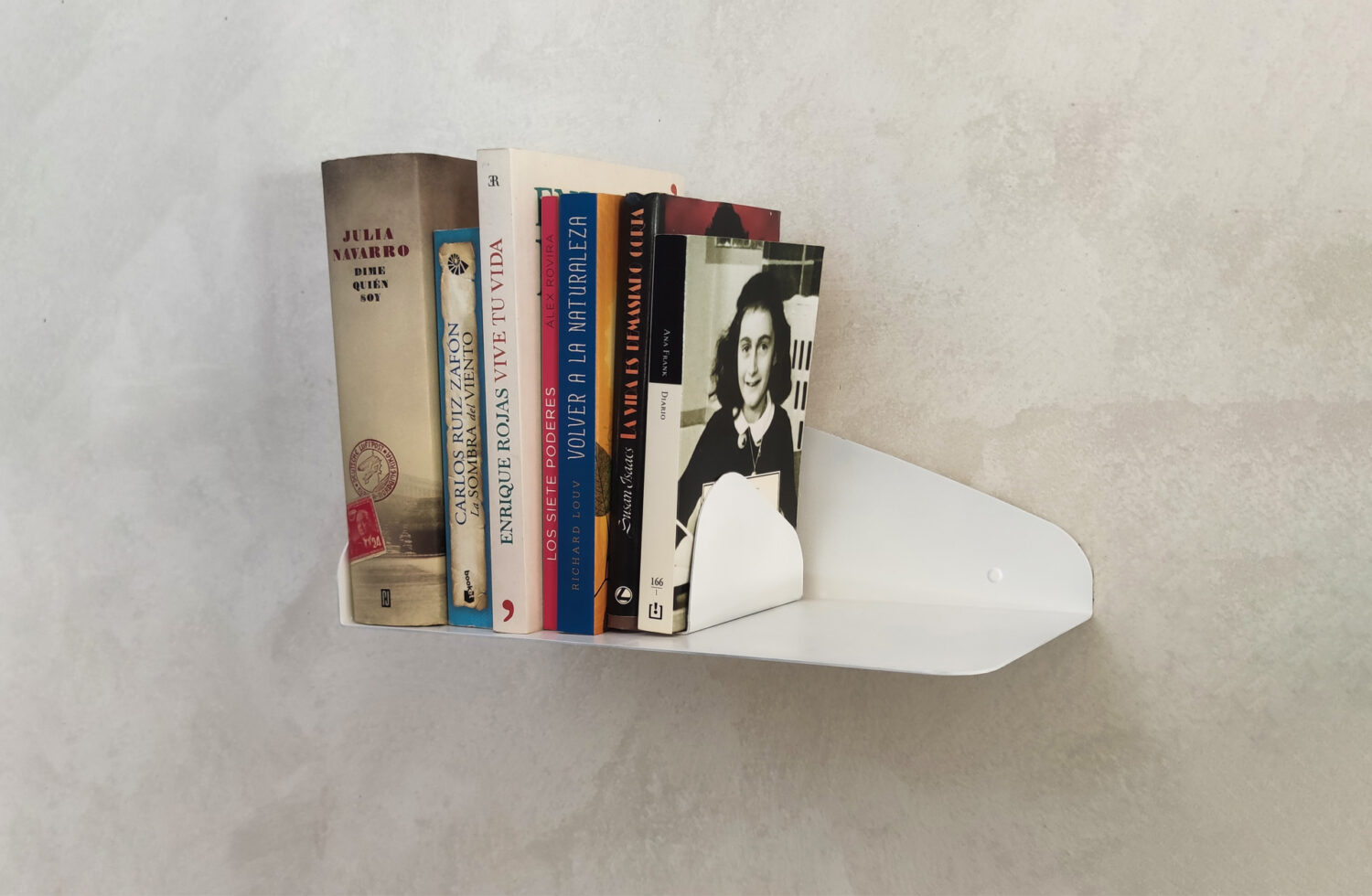 Imagen del estante de pared para libros Geomi Book 35 en blanco con libros y con el sujetalibros magnético para el artículo de Magazine